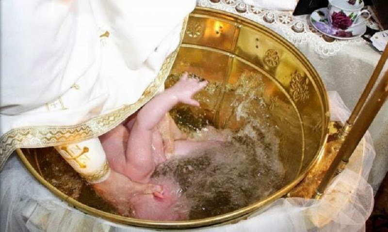 Szívrohamot kapott a szenteltvízbe merített csecsemő Romániában