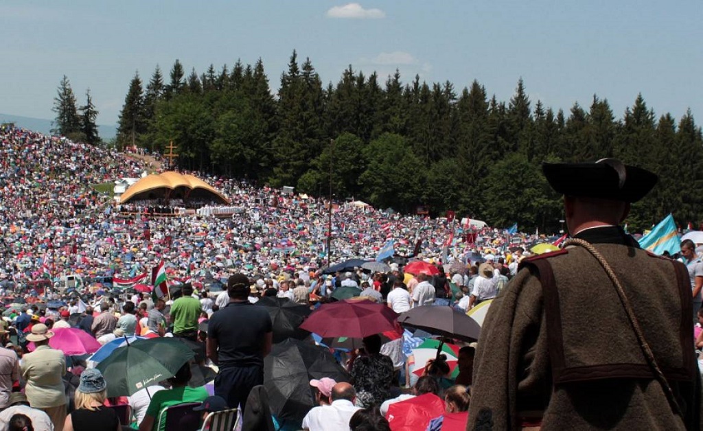 Csíksomlyó: a hegynyeregben tartják a pünkösdszombati nagymisét