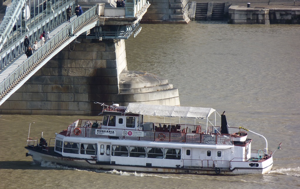 Átkelőhajók járnak a Lánchídnál