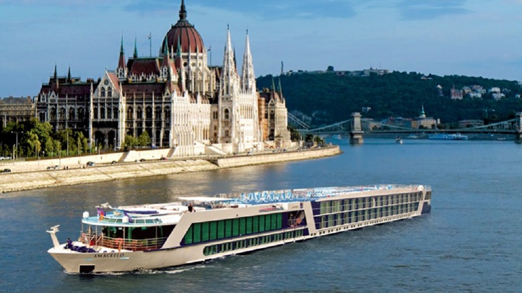 Megjöttek az első szállodahajók