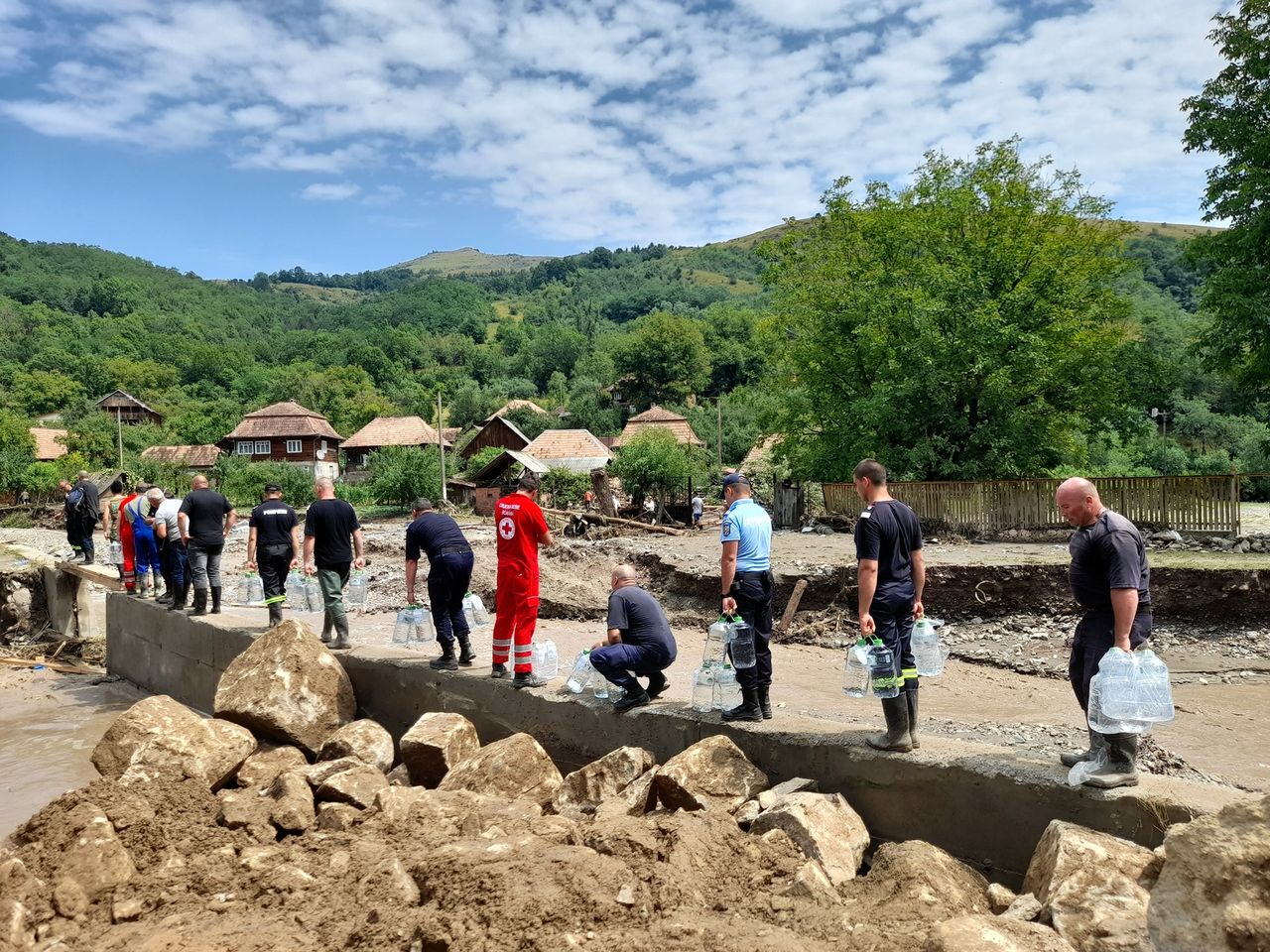 Romániában házakat, utakat öntött el a víz