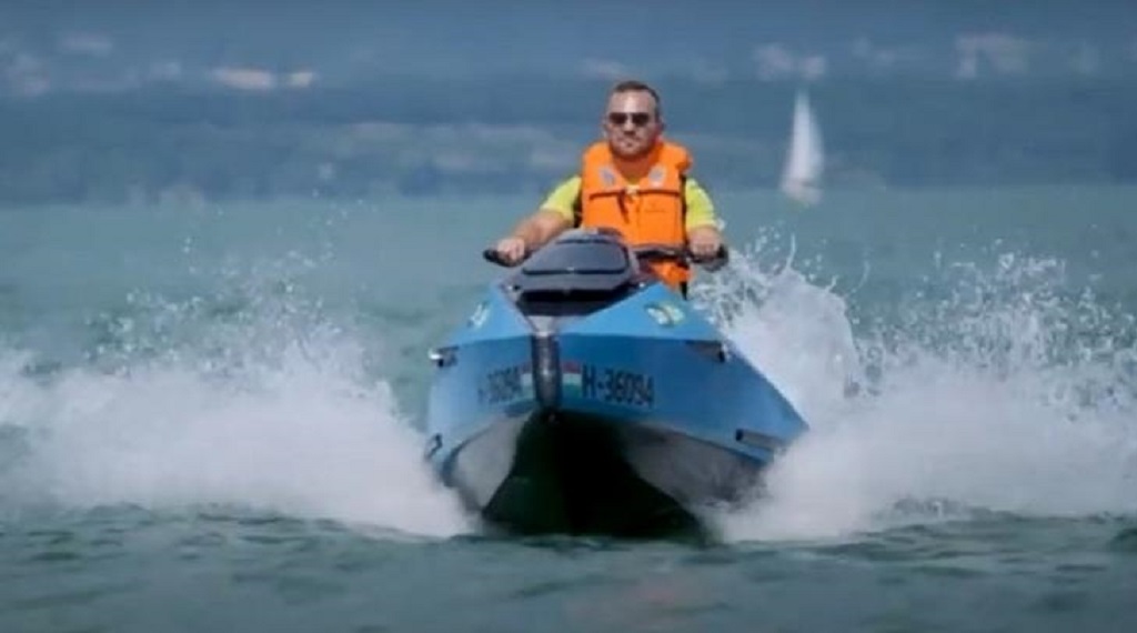 Új őrület a Balatonon: jet-skis ételfutárok szállítják az ebédet a vitorlázóknak