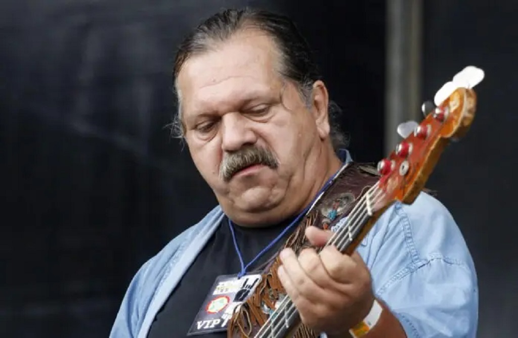 Már az égi színpadon nyomja a bluest Póka Egon