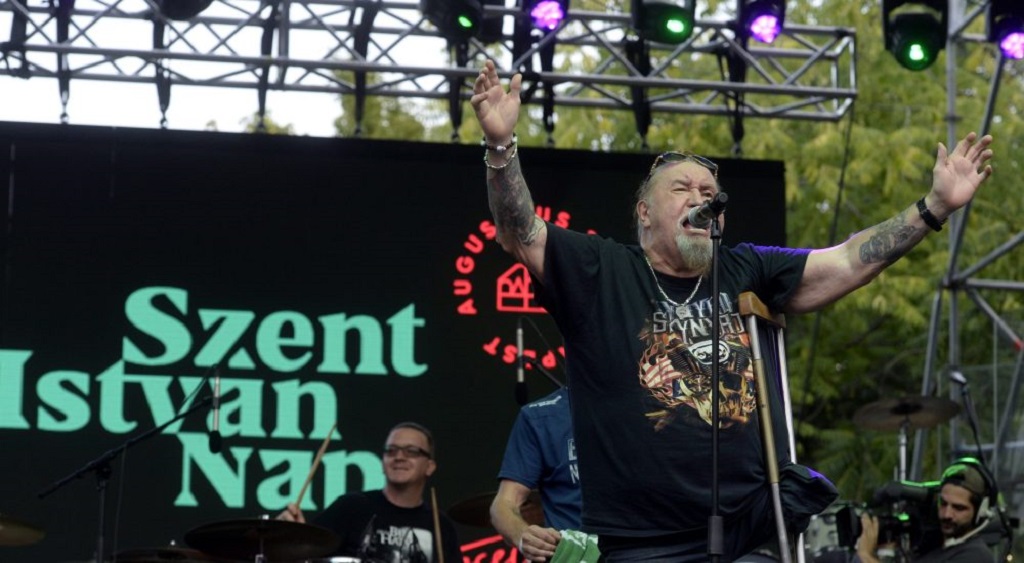 Retteg a blueskirály, lemondta az összes koncertjét