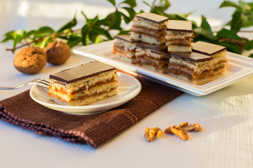 Letaszíthatatlan a trónról a zserbó!