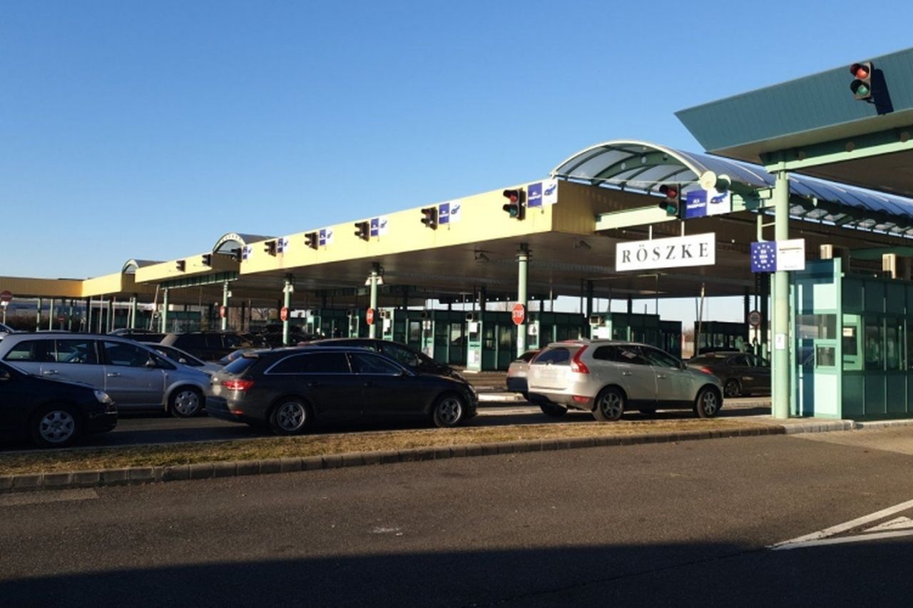 Többet kell várni a röszkei és a csanádpalotai autópálya-határátkelőhelyeken