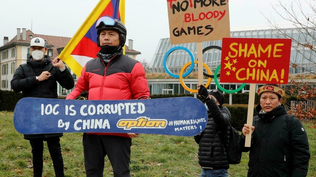 Tibetiek tüntettek a NOB székháza előtt a pekingi olimpia ellen