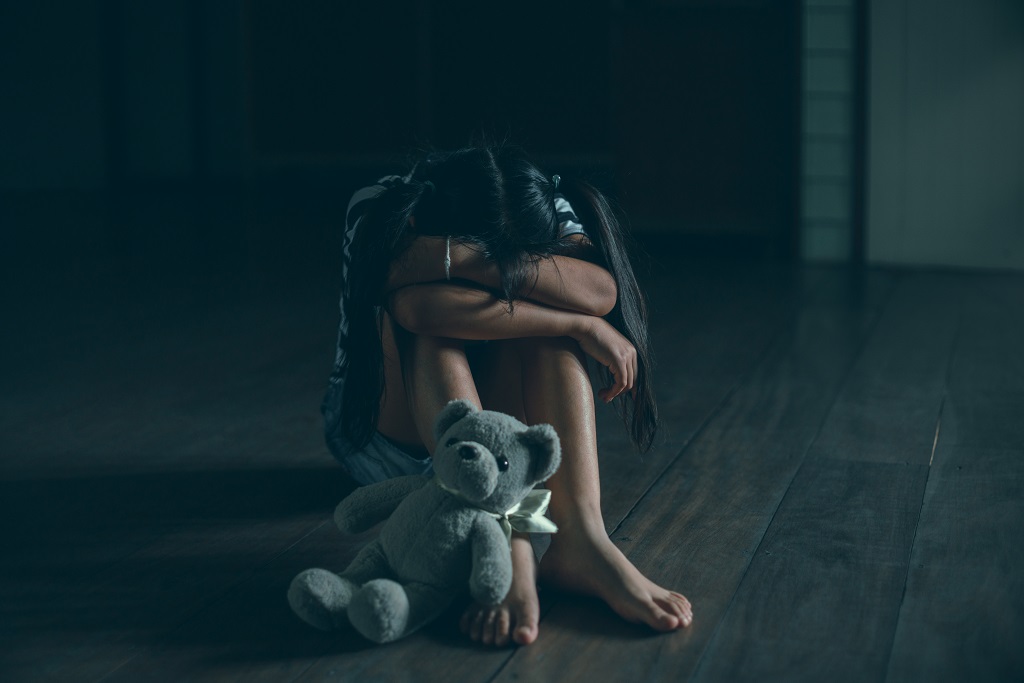 Tíz évet kapott a két kislánnyal erőszakoskodó pedofil