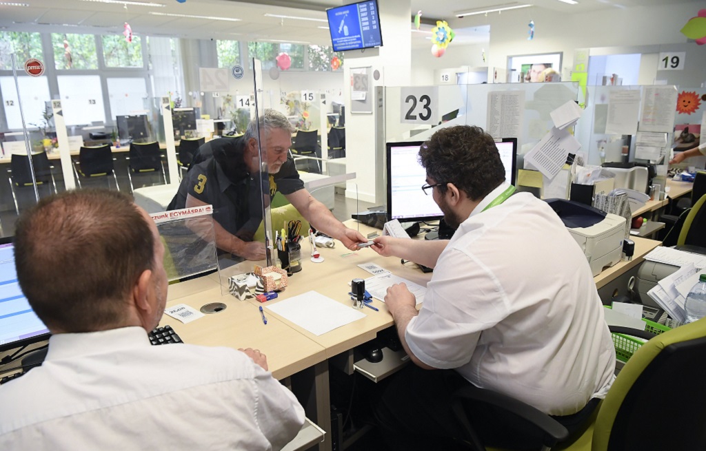 Lejárt a személyid vagy a jogsid? Semmi gond, június 30-ig a hétvégén is megújíthatod…