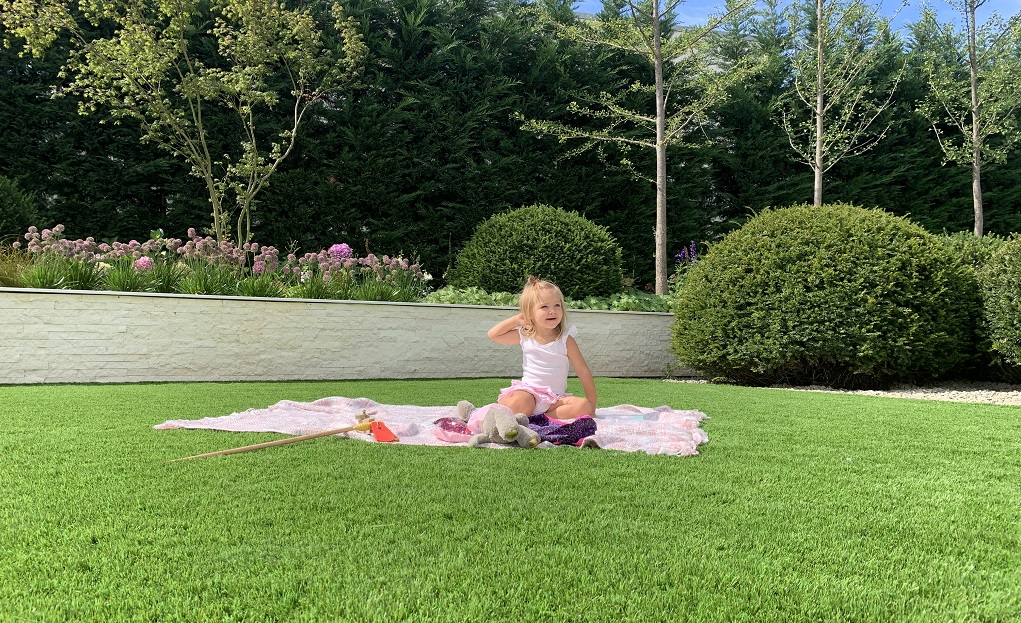 Heti 6-8 órát is eltöltünk kerti munkával a nyári szezonban, kivéve, ha műfűre váltunk