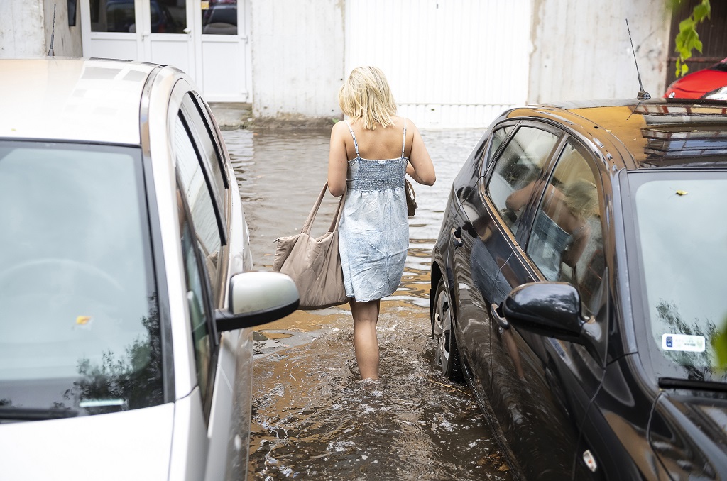 Több mint 200 helyszínre riasztották a tűzoltókat a tomboló vihar miatt