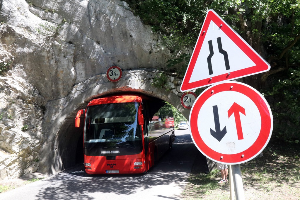 Alagútba szorult egy busz Lillafürednél!