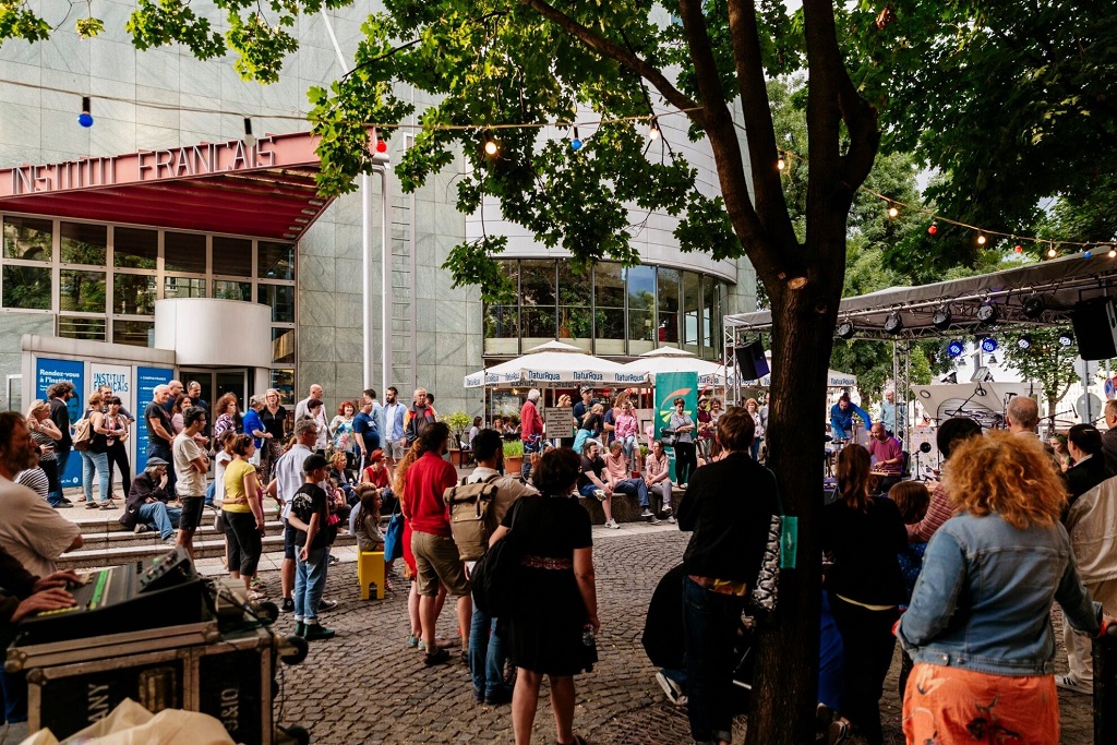 Utcabálról jött a hír a Dunapart mögül…