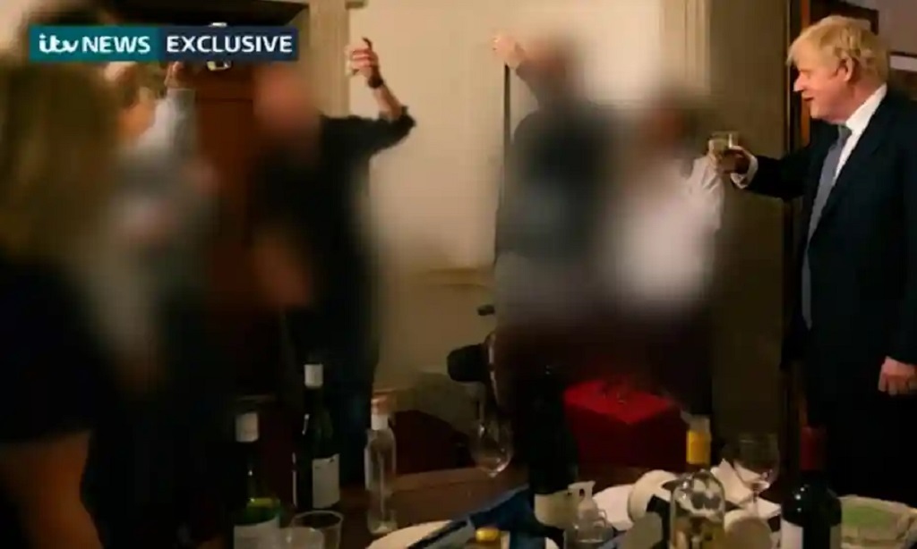 Mégis belebukott a „covid-buliba” Boris Johnson