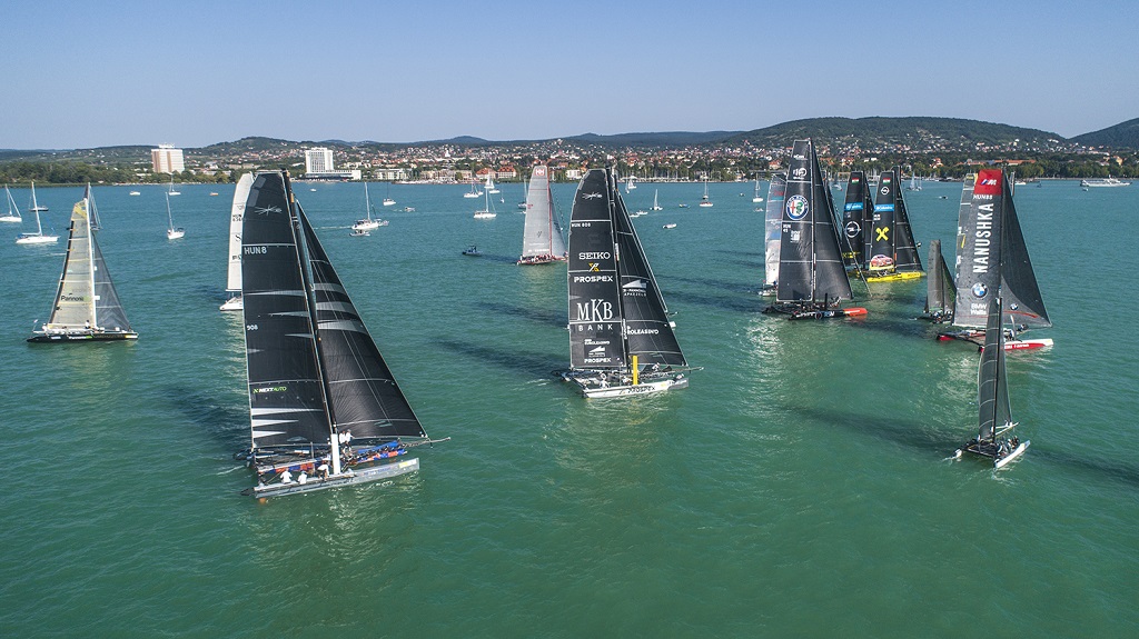 Telt ház a Kékszalagon, több mint 600 hajó indul a balatoni tókerülő versenyen