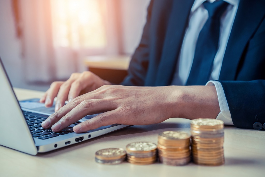 KATA-törvény: minden tizedik kisadózó számláz csak magánszemélyeknek