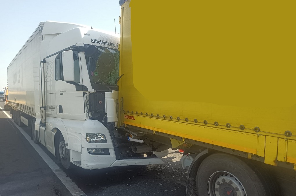 Kamionok ütköztek, lezárták az M1-est!