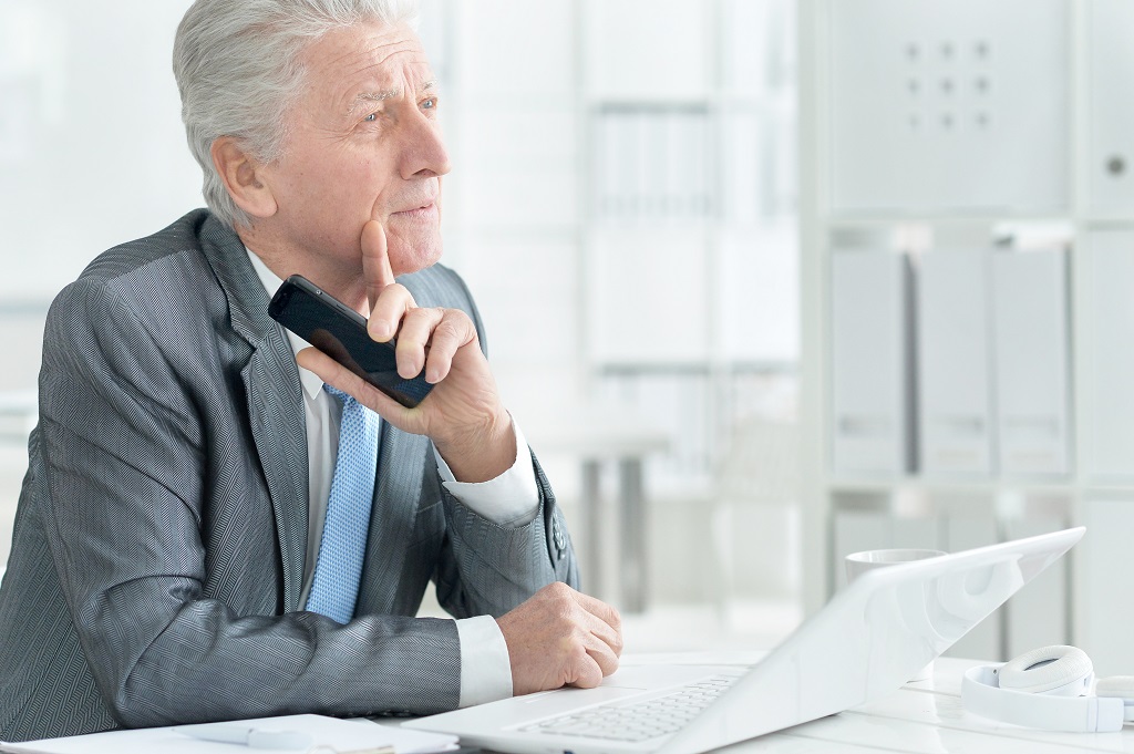 Egy évig még dolgozhat úgy a nyugdíjas, hogy a fizetése mellé megkapja az öregségi járadékát