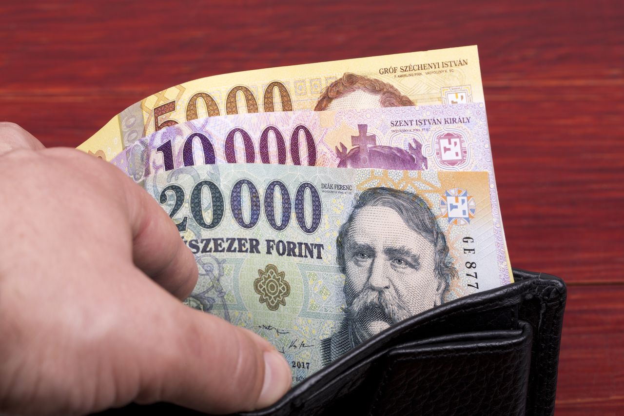 Még mindig 400 forint alatt van az euró