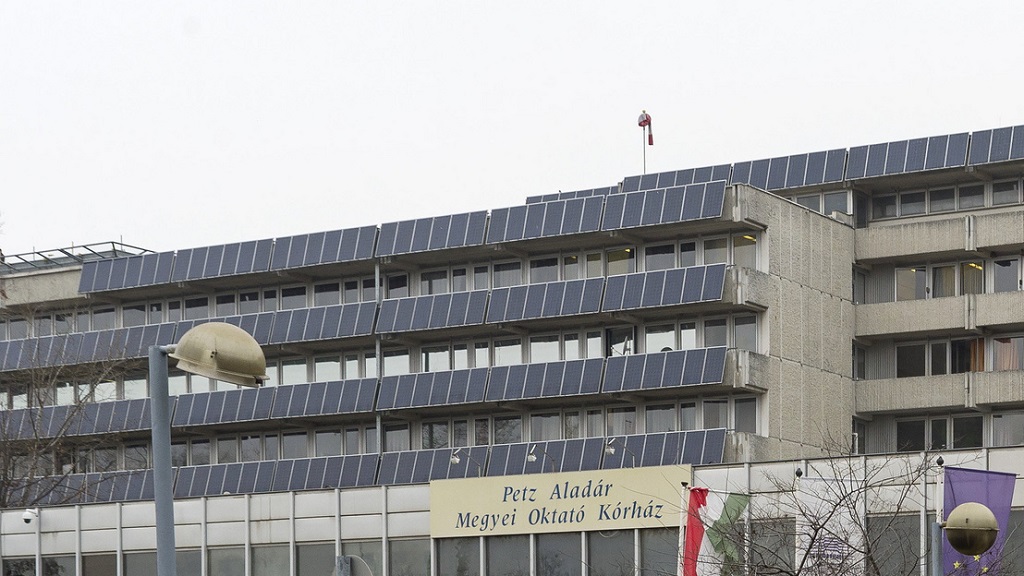 Döbbenetes igazgatói döntés! 5500 forint átutalása ellenében nézheti csak meg bárki elhunyt hozzátartozóját Győrben!