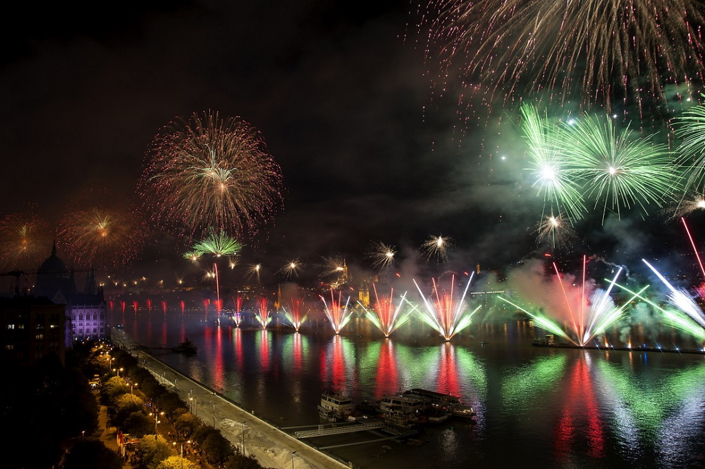 Hatalmas a készültség az esti tűzijátékra!