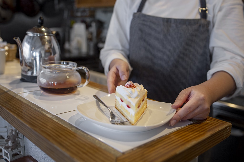 Lassan 1200 forint lesz egy szelet sütemény, de jön az újabb áremelés