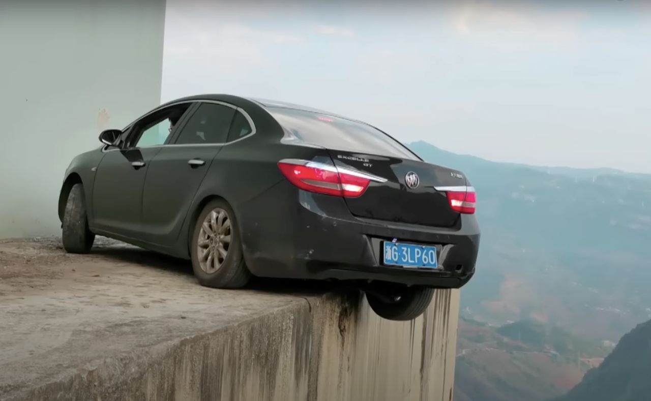 Így fordulj meg autóval egy szakadék szélén