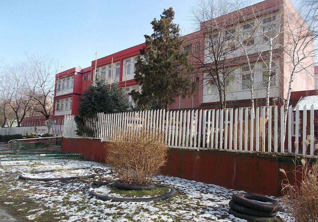 16 fok, és leszerelt hőmérők az iskolákban