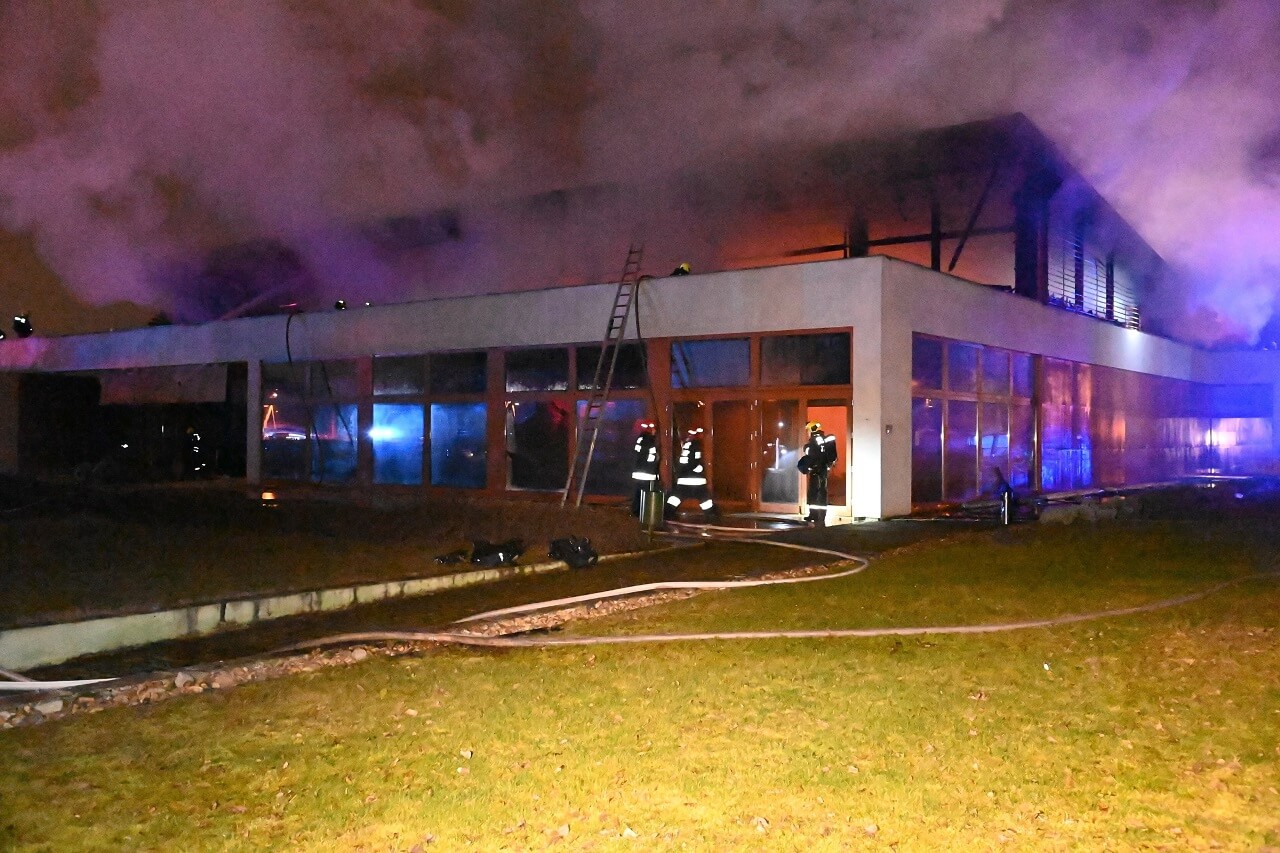 Porig égett egy fővárosi uszoda tetőszerkezete