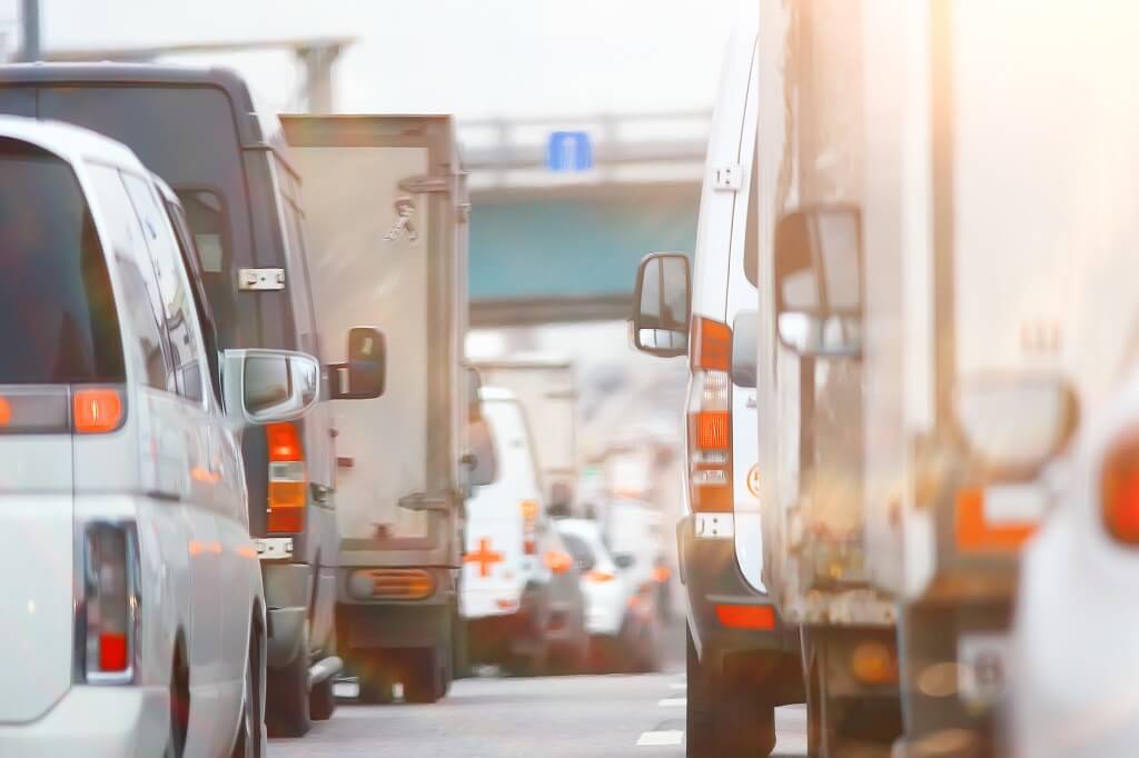 Káosz az M6-oson! Egy kamion letarolta a teljes elválasztó sávot
