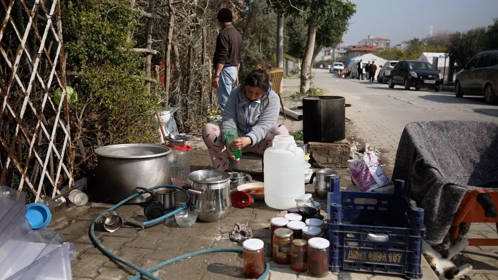 Törökországi földrengés: rettegve élnek az utcákon a természeti katasztrófa túlélői