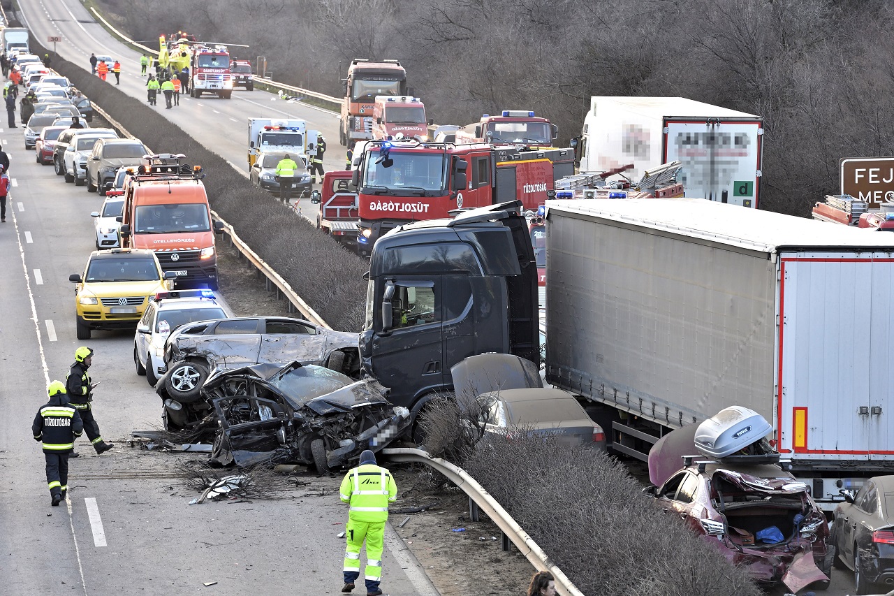 Újabb káosz a szombati tömegbaleset helyszínén, az M1-esen!