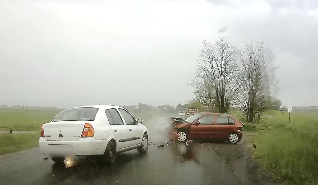 Ittas volt a sofőr, három autót tört össze