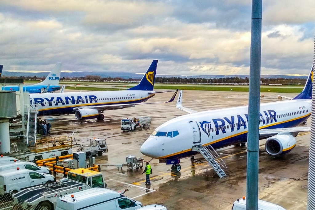 Alkoholtilalmat rendelt el legnépszerűbb járatain a Ryanair!