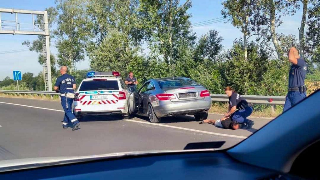 Döbbenetes autósüldözés az M2-esen! Kétszázzal menekült, rendőröket veszélyeztetett, őrizetbe vették - VIDEÓ