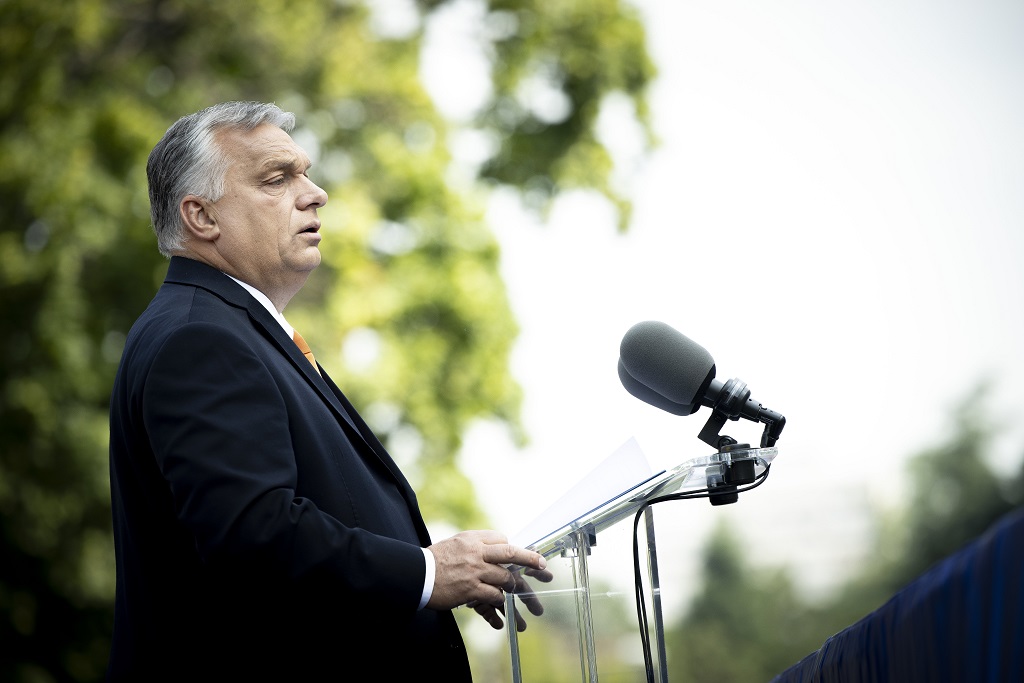 Itt van Orbán Viktor nagy bejelentése! Novemberben közel fél havi nyugdíjjal többet visz a postás