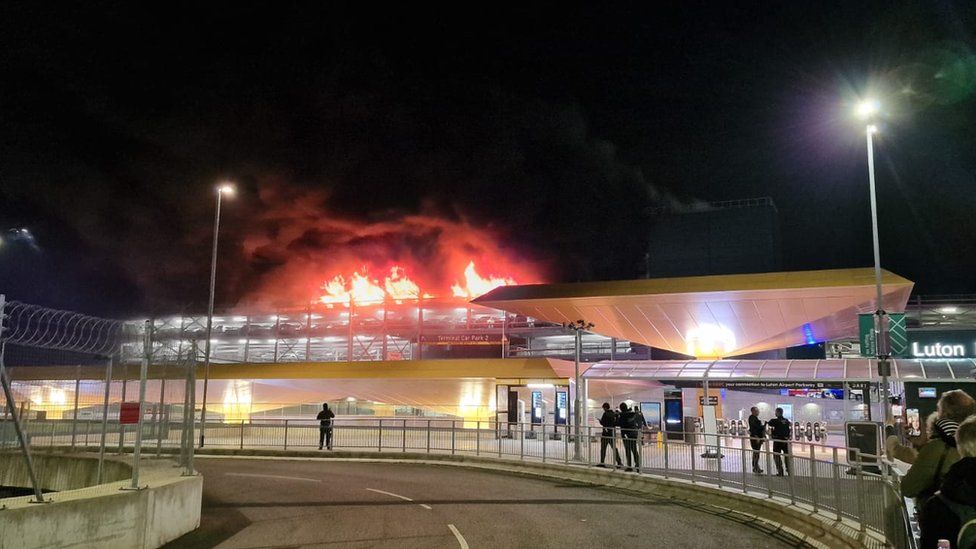 Lángokban a londoni Luton repülőtér! Felfüggesztették a légiforgalmat