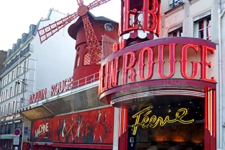  Lezuhant a Moulin Rouge ikonikus szélmalma