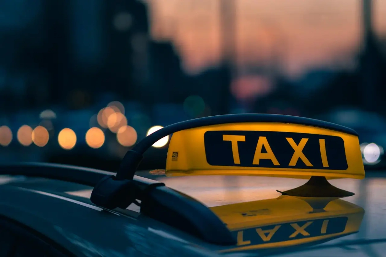 Közel 179 millió dolláros kártérítést nyertek a taxisok Ausztráliában