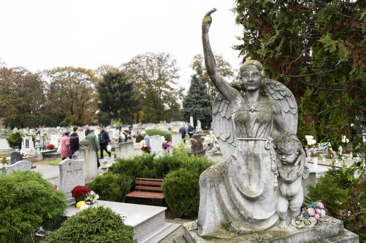 Halottak napja: hosszabb nyitvatartás a fővárosi temetőkben