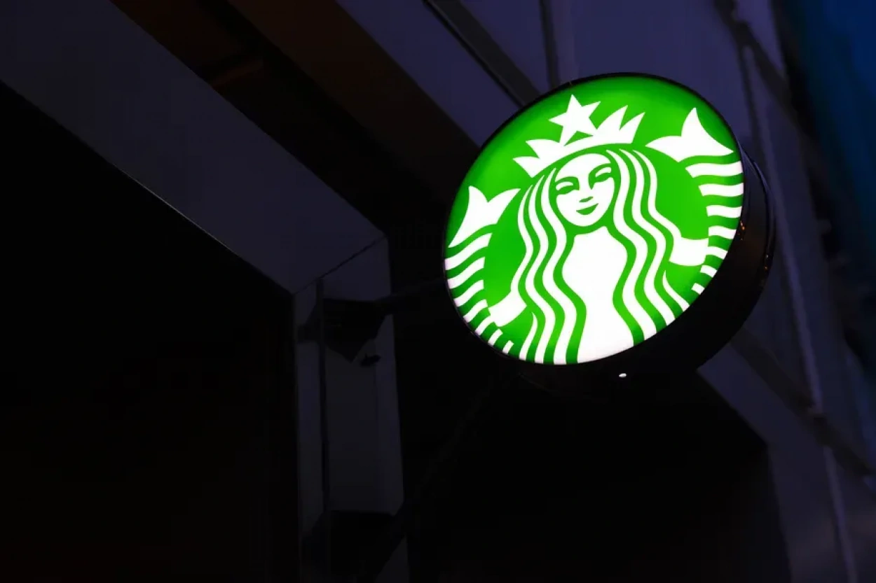 Starbucks: Januártól szigorúbb szabályok a kávézókban