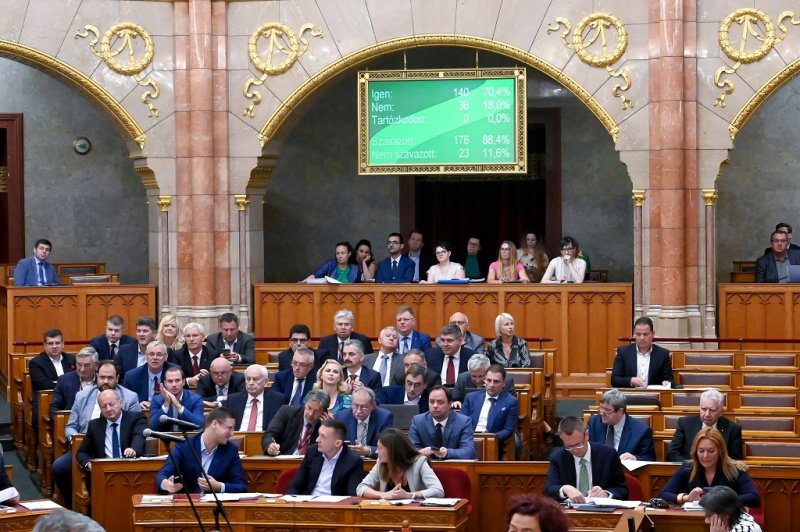 Itt a 2024-es adótörvény! Adómentes lesz a lottónyeremény, búcsúzhatunk a papíralapú nyugtáktól