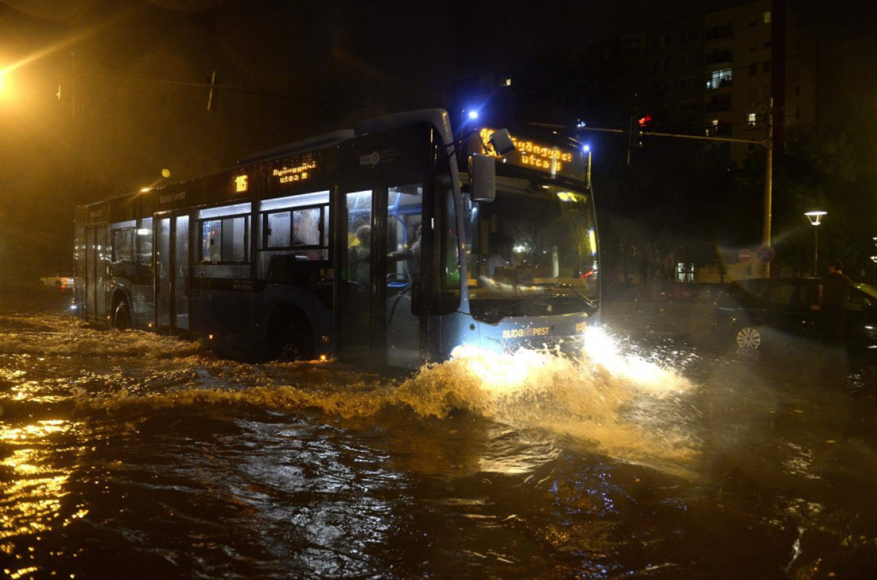 Semmit sem kímélt a vihar! Pincéket, garázsokat, aluljárókat árasztott el az eső a fővárosban