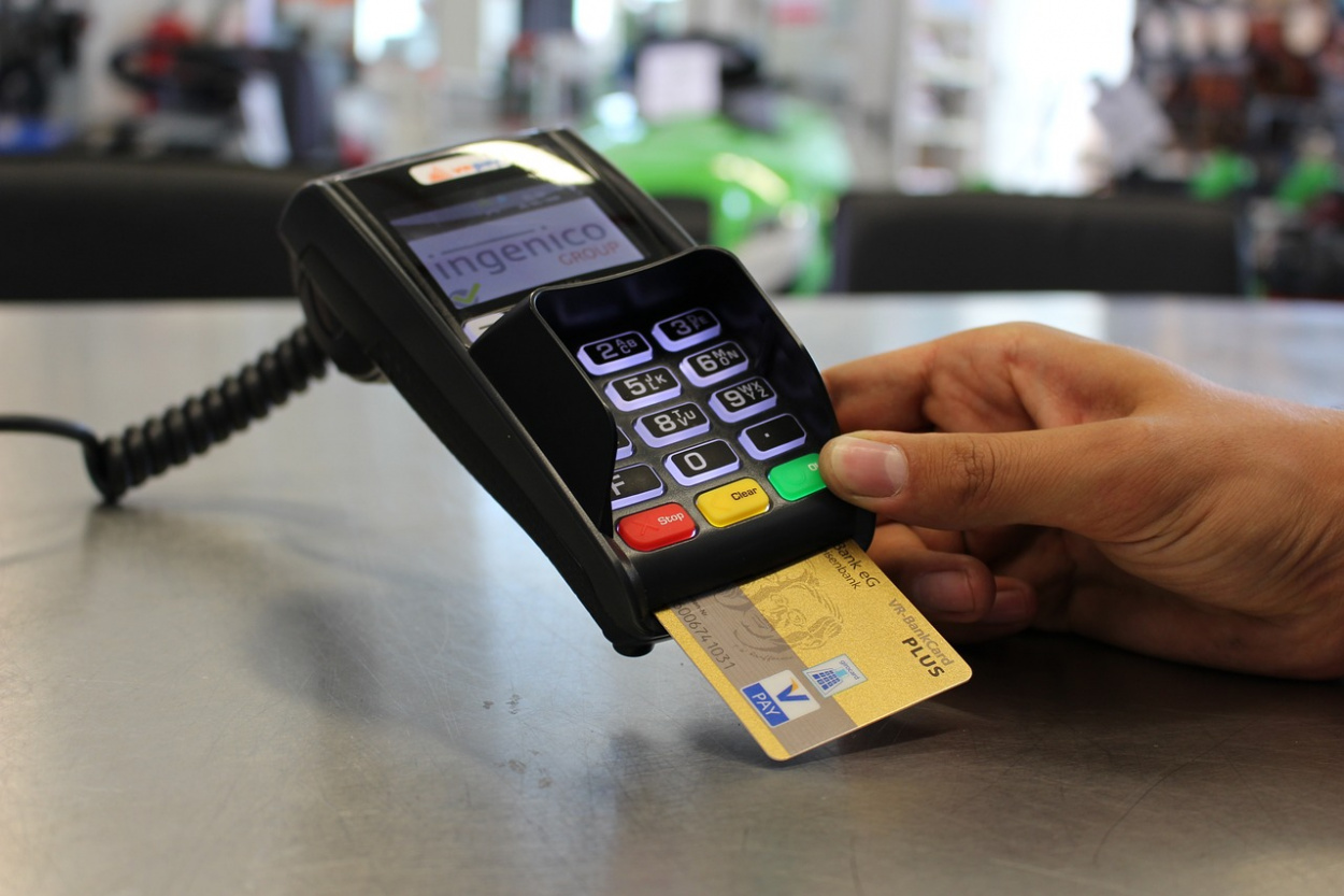 ATM-ként üzemelhetnek majd a boltok pénztárosai – havi két vásárlásnál készpénzt is felvehetsz