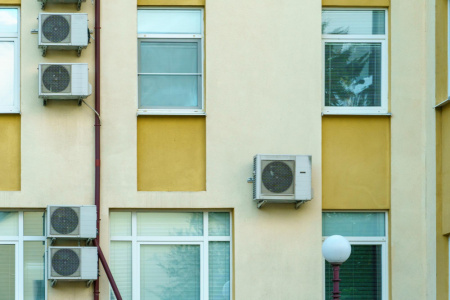  Klímákat szerelünk, de a lakások többsége korszerűtlen – nagy baj a magyar ingatlanállományban