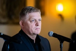 Több ezren tüntettek Robert Fico kormánya ellen Pozsonyban