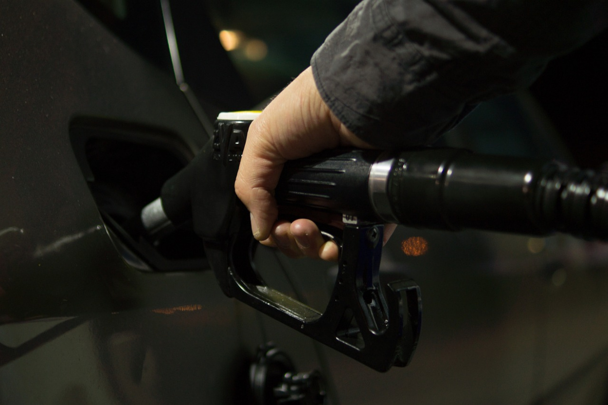 Újévi ajándék az autósoknak – január elsején megint emelik az üzemanyagok árát