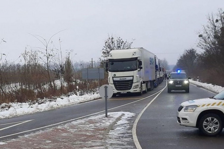  Letereli a rendőrség a kamionokat a 4-es főútról