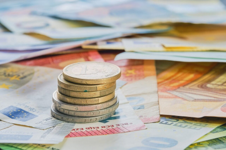  Az euro lenyomta a forintot, a svájci frank és a dollár viszont alulmaradt