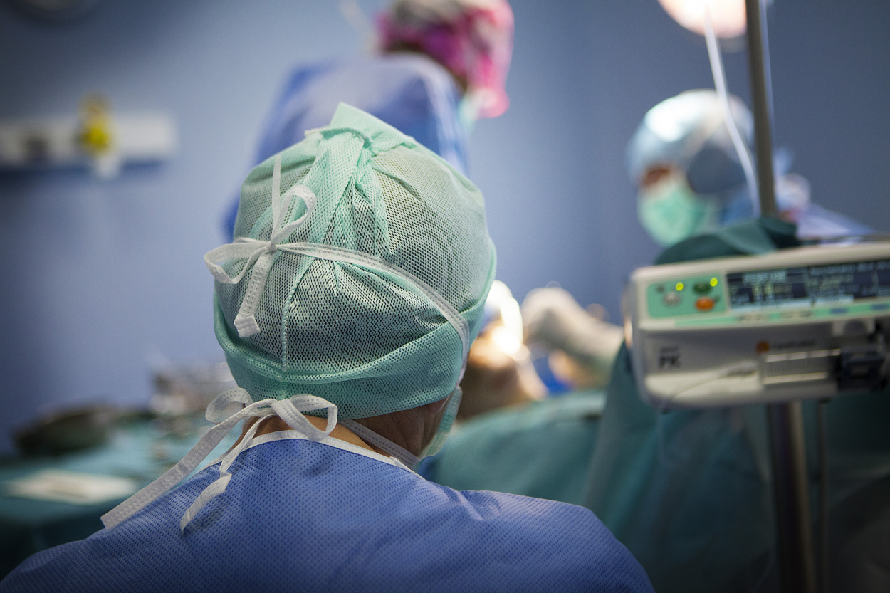 Életfogytiglanra ítélték a francia orvost, aki műtétek közben mérgezte meg betegeit